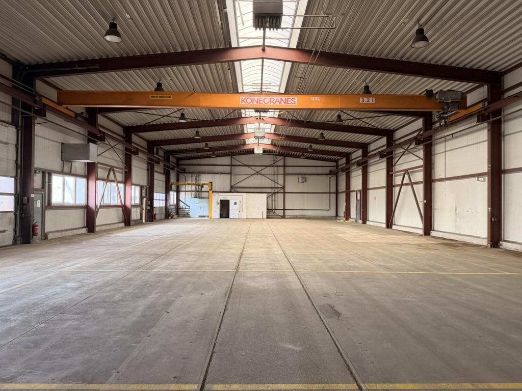 Innenansicht der Halle 4a mit 3,2-Tonnen-Hallenkran
